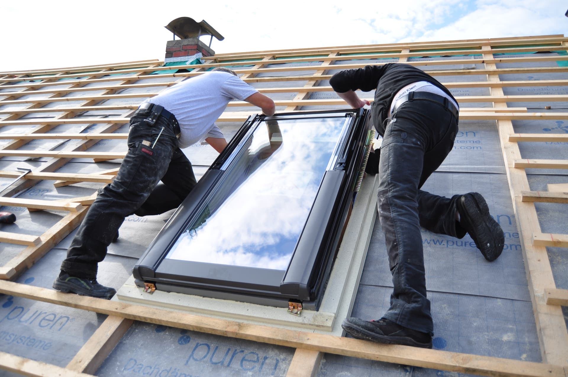 Roxaco crew installing a new roof on a New England home